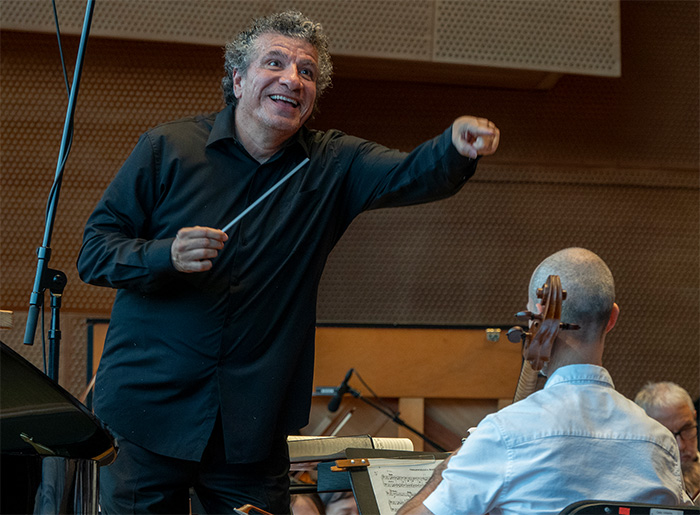 Giancarlo Guerrero conducts the Grant Park Orchestra